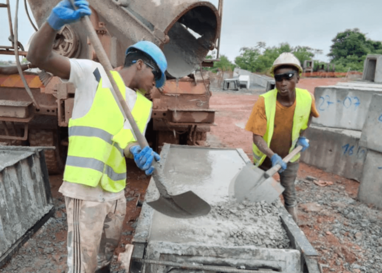 Production de caniveaux pour évacuation d'eau - coffrage en cours, projet routier Yakassé Attobrou - Biéby - Bettié.