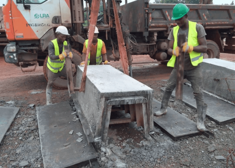 Production de caniveaux en béton pour le bitumage et l'aménagement de la route Yakassé Attobrou - Biéby - Bettié (42 km).