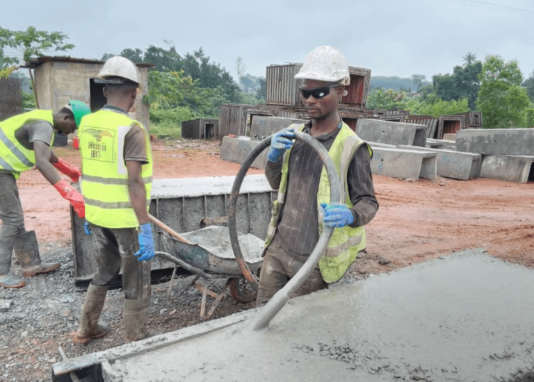 Vibrage du béton armé lors du coulage des caniveaux pour améliorer la résistance et la durabilité des infrastructures de drainage.